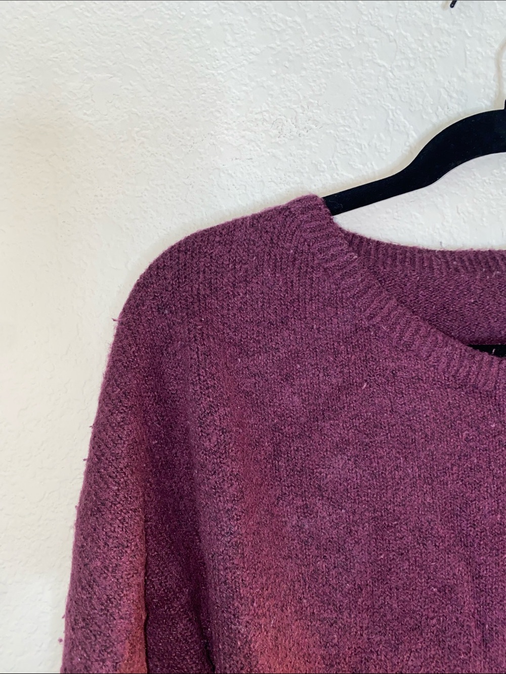 🐛 Cozy maroon crewneck sweater with a soft, textured knit!
